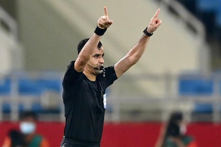 Sau khi quyết định của trọng tài Al-Jassim được đưa ra, rất nhiều chuyên gia bóng đá đã vào cuộc vào phân tích lại tình huống khi công nghệ VAR vào cuộc.