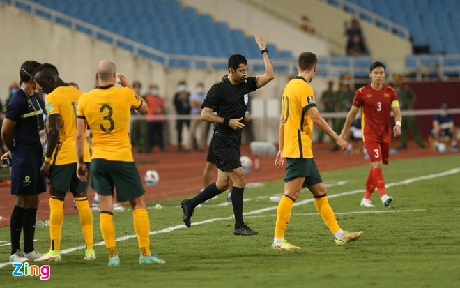 Rõ ràng, đây là tình huống tranh cãi, bóng chắc chắn đã chạm tay thì tổ VAR mới gọi trọng tài chính ra để xem đi xem lại. Tuy nhiên, những tình huống này, theo luật, do trọng tài chính quyết định. Vì thế, ông ấy có thể thổi phạt đền hoặc không". Ông Dương Văn Hiền cho biết thêm.