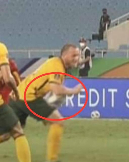 Cụ thể, trưởng Ban trọng tài VFF - ông Dương Văn Hiền đưa ra ý kiến: "Trong các góc quay của VAR, tôi nhận thấy một góc, cánh tay của cầu thủ Australia có thể đã để phình ra hơi to. Vì vậy, trọng tài có thể cho Việt Nam phạt đền..