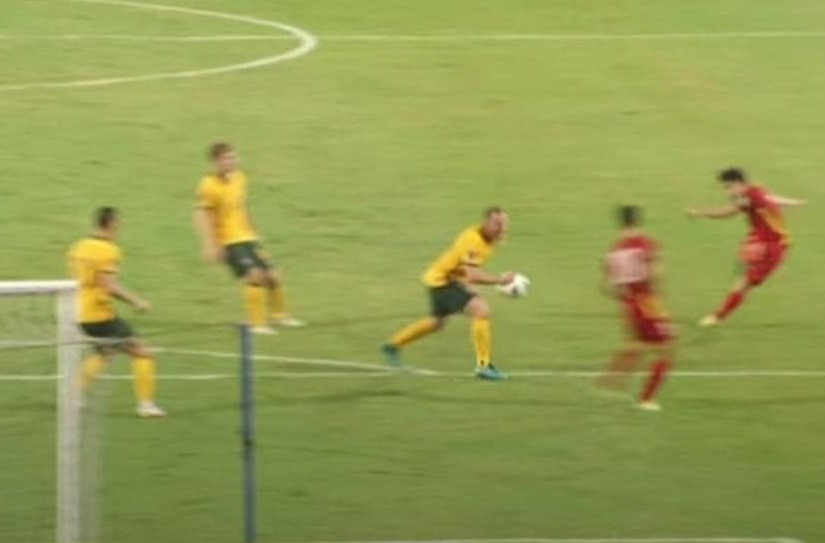 Sau trận đấu giữa đội tuyển Việt Nam và Australia, công nghệ VAR lại một lần nữa trở thành tâm điểm bàn tán. Tình huống xuất hiện ở phút 27, sau những cú dứt điểm liên tiếp của Nguyễn Phong Hồng Duy, một cầu thủ đội khách để bóng chạm tay trong vòng cấm địa.