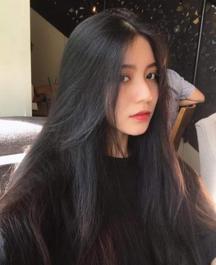 Bâu sở hữu gương mặt xinh đẹp, đường nét thanh tú và vóc dáng quyến rũ không thua kém các hot girl.