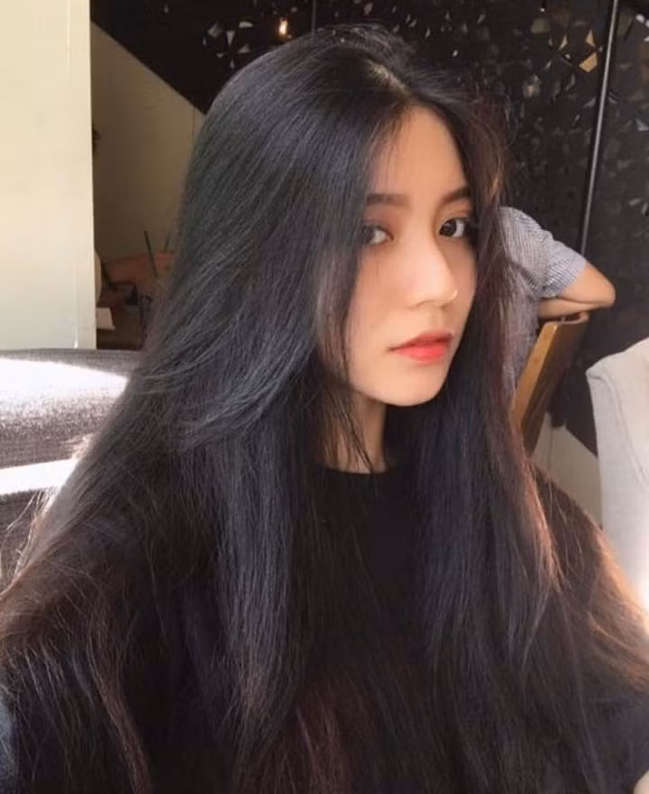 Bâu sở hữu gương mặt xinh đẹp, đường nét thanh tú và vóc dáng quyến rũ không thua kém các hot girl.