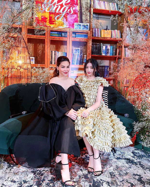 Trước đó, Bâu từng đứng chung khung hình với mỹ nhân số 1 của showbiz Việt là Hồ Ngọc Hà. Tuy nhiên, cả 2 lần xuất hiện chung với các đàn chị, hot girl Instagram đều chiếm được spotlight của riêng mình.