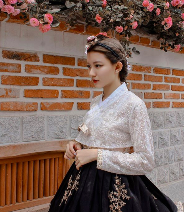 Bâu là số hiếm các hot girl ít khi chia sẻ quan điểm riêng trên mạng xã hội và cũng kín tiếng trong chuyện đời tư.