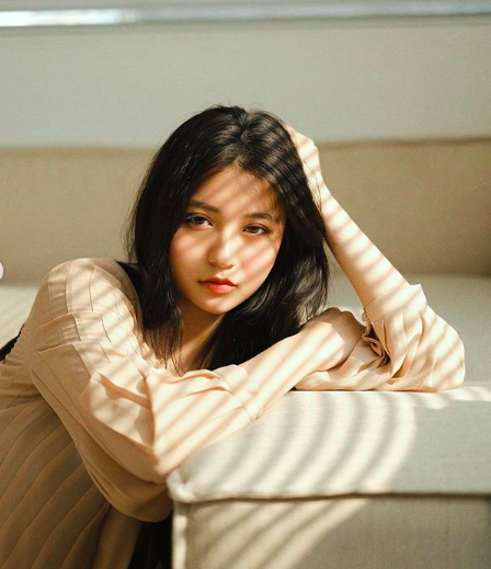 Hiện tại, Bâu sở hữu hơn 400.000 lượt theo dõi trên Instagram dù không tham gia bất kỳ hoạt động nghệ thuật nào.