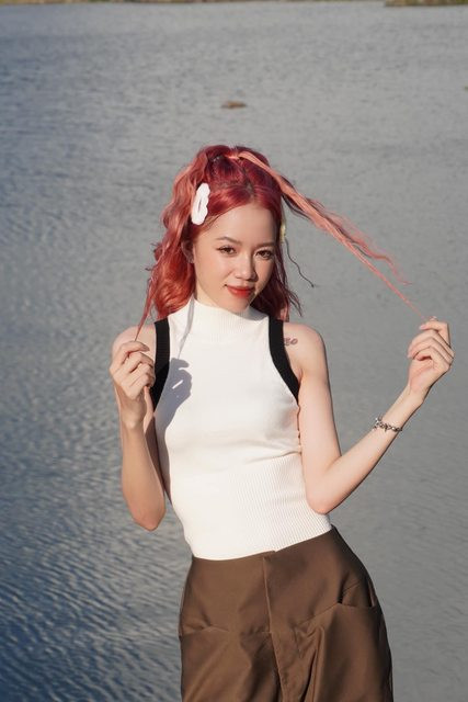 Mèo Trái Đất hiện đang sống một cuộc sống đầy hạnh phúc, tự do và độc lập. Cô không còn lo lắng về những áp lực bên ngoài mà thay vào đó là một tinh thần lạc quan, yêu đời.