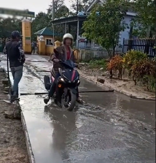 Không rõ nguyên nhân gì khiến người đàn ông này hành động “ngang ngược” làm hỏng đường bê tông mới hoàn thành.