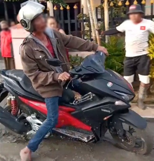 Dù bê tông mới đổ cực kỳ khó đi, đến nỗi không nổ máy nổi, nhưng anh ta vẫn nhất quyết “lê lết” bằng được hết đoạn đường bê tông dài đó.