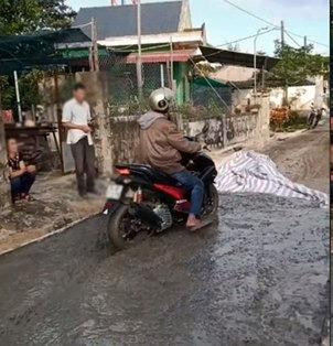 Phía cuối đường, những công nhân đang làm dở cũng chỉ biết chống nạnh đứng nhìn. Dường như họ bất lực, bởi lẽ bây giờ có mắng hay phàn nàn cũng chẳng thể giải quyết được gì.