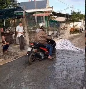 Phía cuối đường, những công nhân đang làm dở cũng chỉ biết chống nạnh đứng nhìn. Dường như họ bất lực, bởi lẽ bây giờ có mắng hay phàn nàn cũng chẳng thể giải quyết được gì.