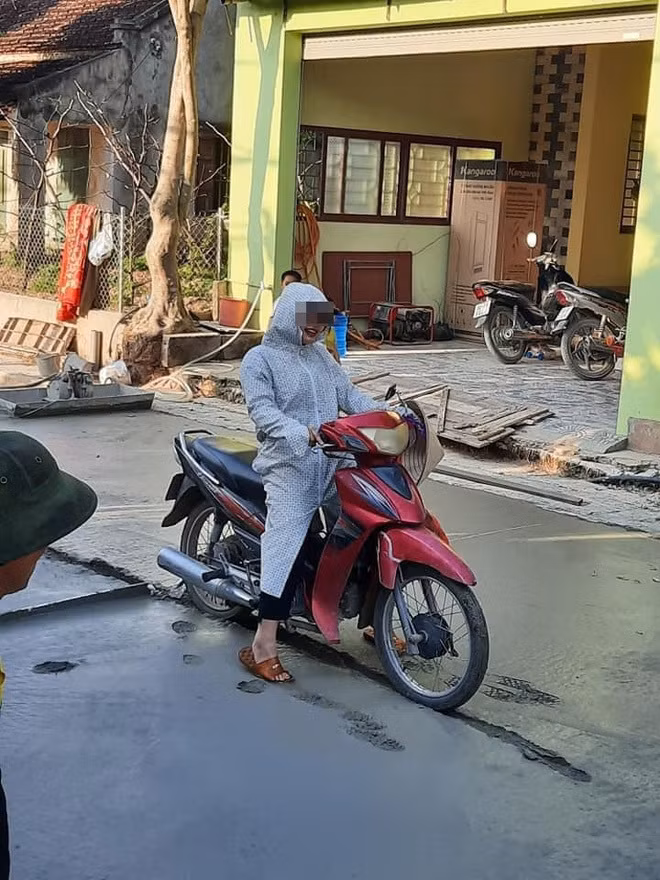 Một số người cho rằng, thanh niên này kém ý thức khi không biết tôn trọng sức lao động của người khác. Bình luận khác phân tích, làm đường nhưng không trừ lối đi, hết cách nên thanh niên này mới hành động như vậy.