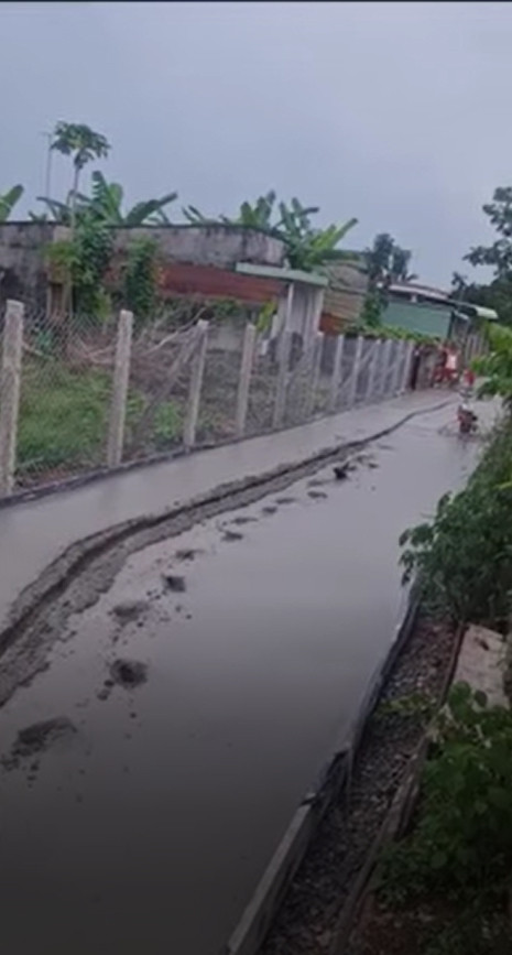 Mới đây, một video ghi lại cảnh người đàn ông đi xe máy lao lên đường bê tông vừa làm xong. Hậu quả, đường bị hư hỏng, tạo thành vết cắt dài tạo bởi bánh xe.