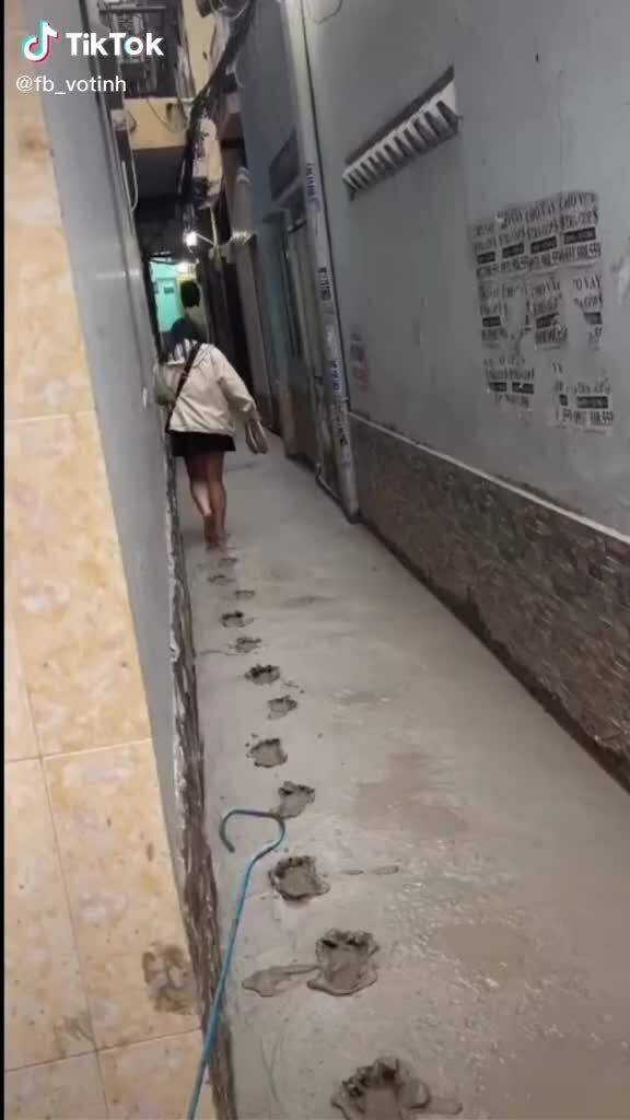 Việc mọi người bất chấp đi vào đường vừa mới đổ bê tông không còn quá lạ. Trước đây, nó từng được chia sẻ rất nhiều trên mạng xã hội và lần nào cũng khiến dân tình bức xúc.