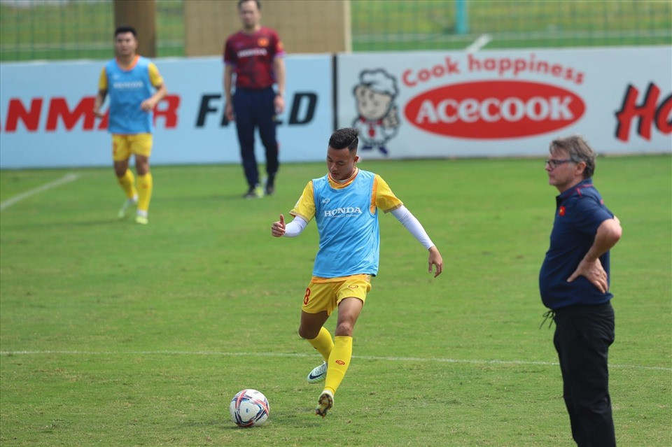 Nhìn cách tiền vệ nhỏ con này thi đấu trước những cầu thủ đối phương cao to bên phía Syria, tất cả khán giả đều phải dành cho Thái Sơn những chàng vỗ tay, bởi một cầu thủ mới bước sang độ tuổi 20 mà đã cầm trịch tuyến giữa của đội tuyển Việt Nam quả thực là một điều phi thường.