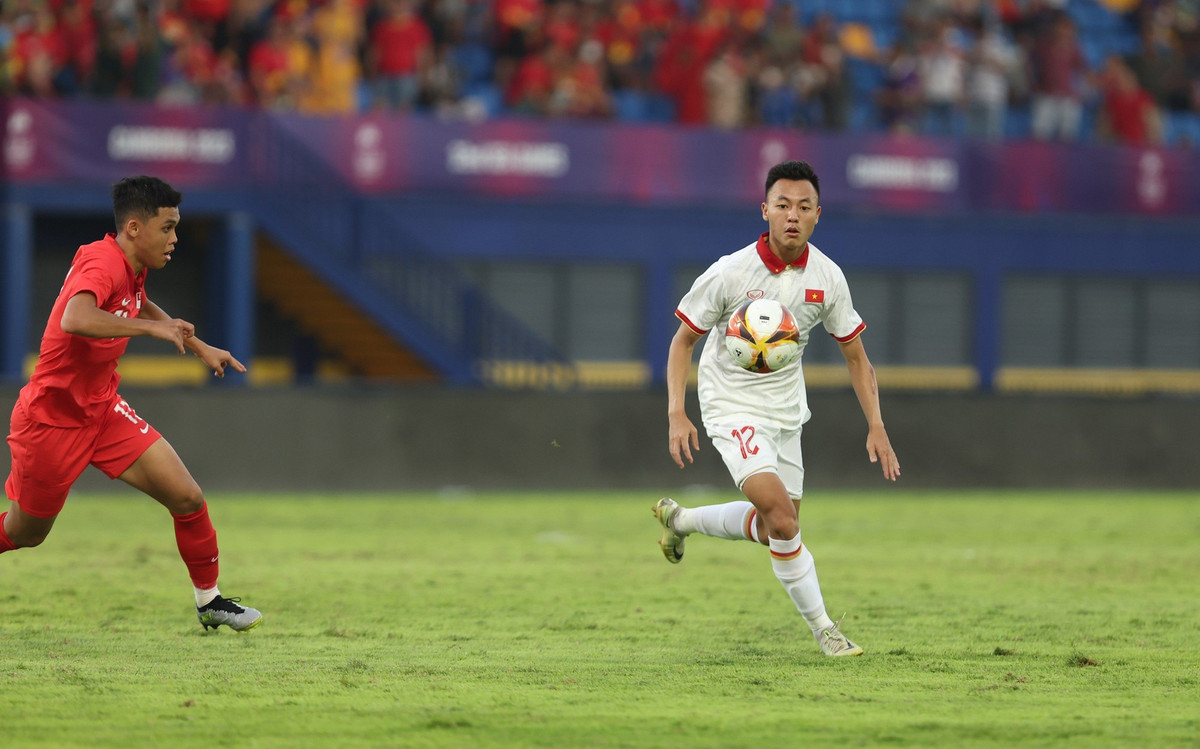 Công lớn về sự lột xác này chắc chắn phải kể đến sự dũng cảm của HLV Troussier, khi ông đã không ngần ngại gạch tên nhiều ngôi sao, để đưa một cầu thủ trẻ như Thái Sơn vào cầm trịch tuyến giữa của đội tuyển Việt Nam.