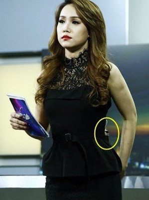 Để đường cong cơ thể được tôn hết mức, các nữ MC truyền hình phải dùng đến bảo bối “kẹp giấy” để thu nhỏ bộ váy mình đang mặc.