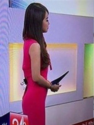 Đâu chỉ trên thanh lịch dưới qua loa, mà các MC chương trình cũng có chiêu “hack” từ đầm rộng thành đầm dáng ôm body cực xịn chỉ thông qua bảo bối là chiếc kẹp giấy nhỏ xinh.