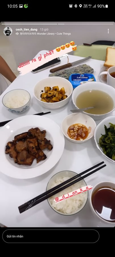 Theo những gì được chàng thủ môn quốc dân chia sẻ, bạn gái của anh đã thể hiện màn rang thịt và rau muống xào. Đây là những món ăn vô cùng quen thuộc trong các bữa cơm của gia đình Việt.