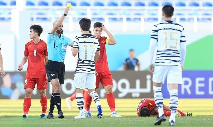 Sau 30 phút đầu, U23 Hàn Quốc cầm bóng tới 74% thời lượng và dứt điểm 8 lần. Hàng thủ U23 Việt Nam gồng mình chống đỡ áp lực và khi các hậu vệ bị khuất phục, đến lượt thủ môn Văn Chuẩn lên tiếng.