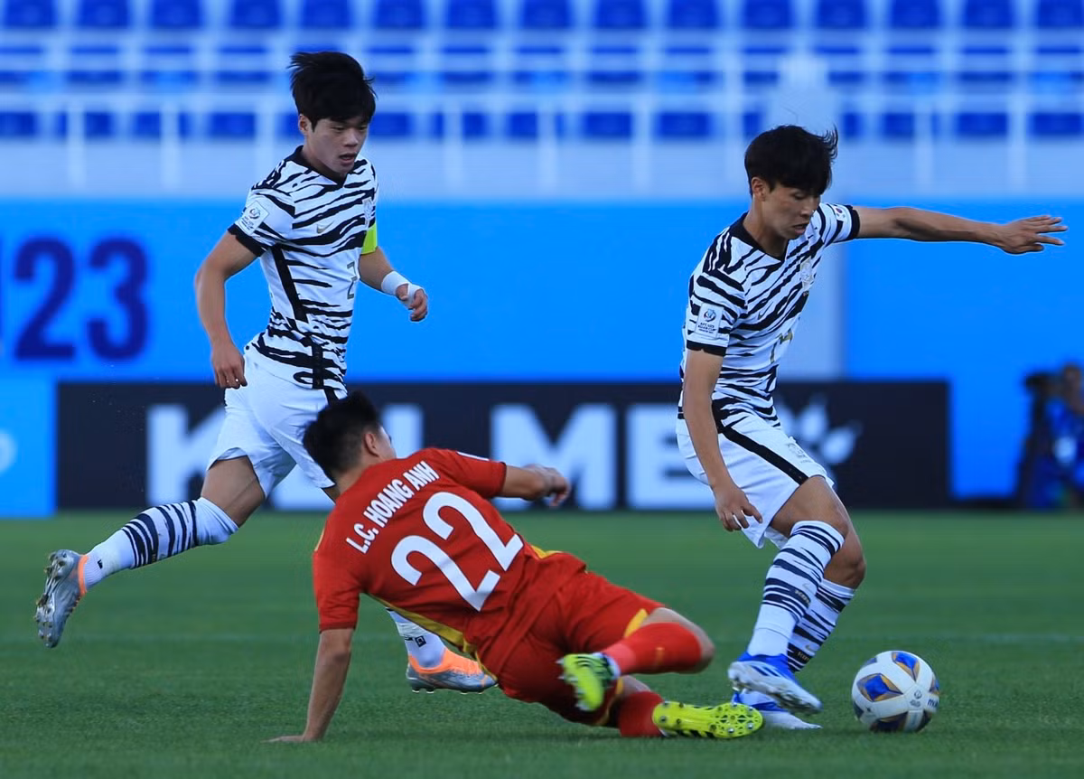 Phút 42, Văn Chuẩn có pha đổ người ngoạn mục để từ chối cú sút một chạm hiểm hóc của Eom Jin Sung. Đây là pha cứu thua thứ 3 của Văn Chuẩn, chỉ tính riêng khoảng thời gian thi đấu hiệp 1.