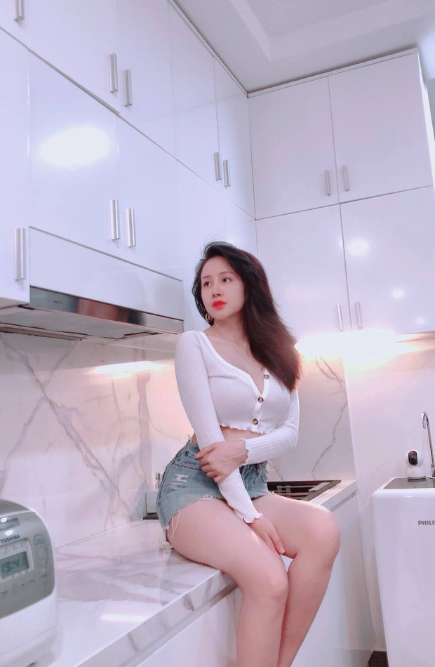 Theo những gì hot girl bà Tưng chia sẻ, hiện nay cô chủ yếu phụ giúp công việc kinh doanh, lâu lâu lấn sân một tí sang BĐS.