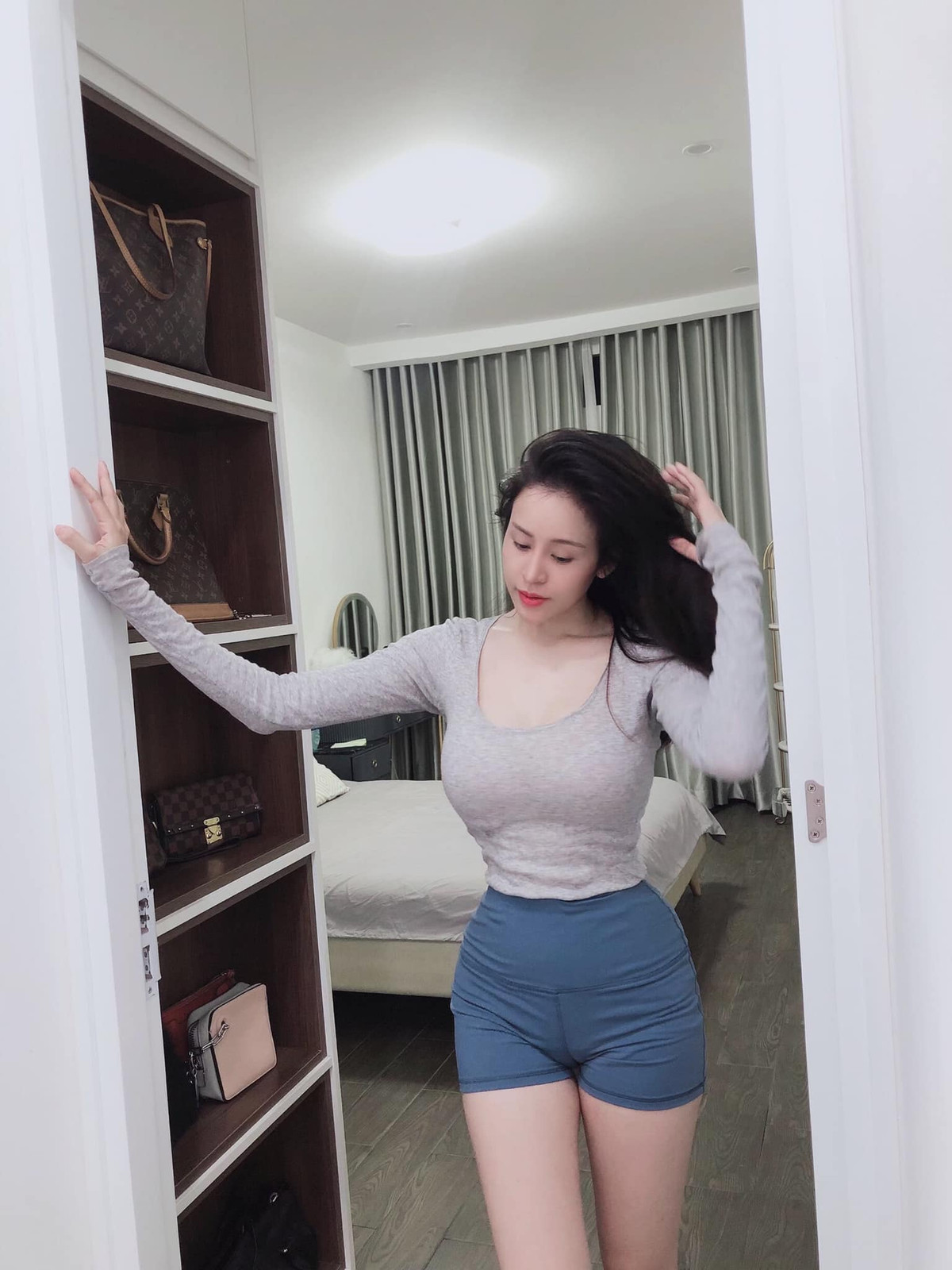 "Càng đọc thơ bà Tưng càng không biết đây thuộc thể loại thơ gì..." hay "Bà Tưng gieo vần trái ngang như những đường cong trong bức hình vậy"... là những bình luận dân mạng bình thơ của bà Tưng.