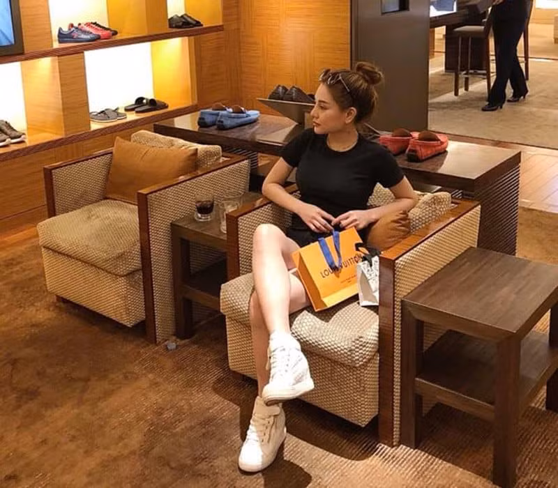 Thời gian qua, hiện tượng mạng Mon 2K ít xuất hiện trên truyền thông nhưng cô nàng vẫn trung thành với phong cách thời trang táo bạo.