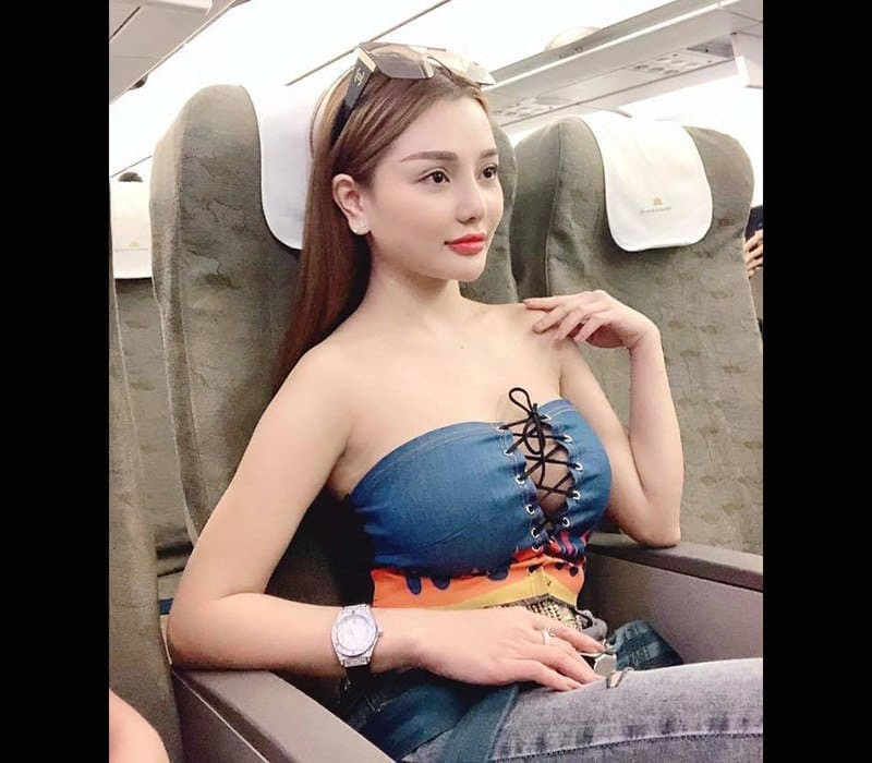 Môi tều oversized cộng thêm chiếc mũi cao nhưng "dao kéo" 77 49 lần khiến tổng thể trông mất cân đối là điều mà nhiều người cảm nhận ngay khi hot girl thị phi Mon 2K tháo chiếc mặt nạ bí ẩn.