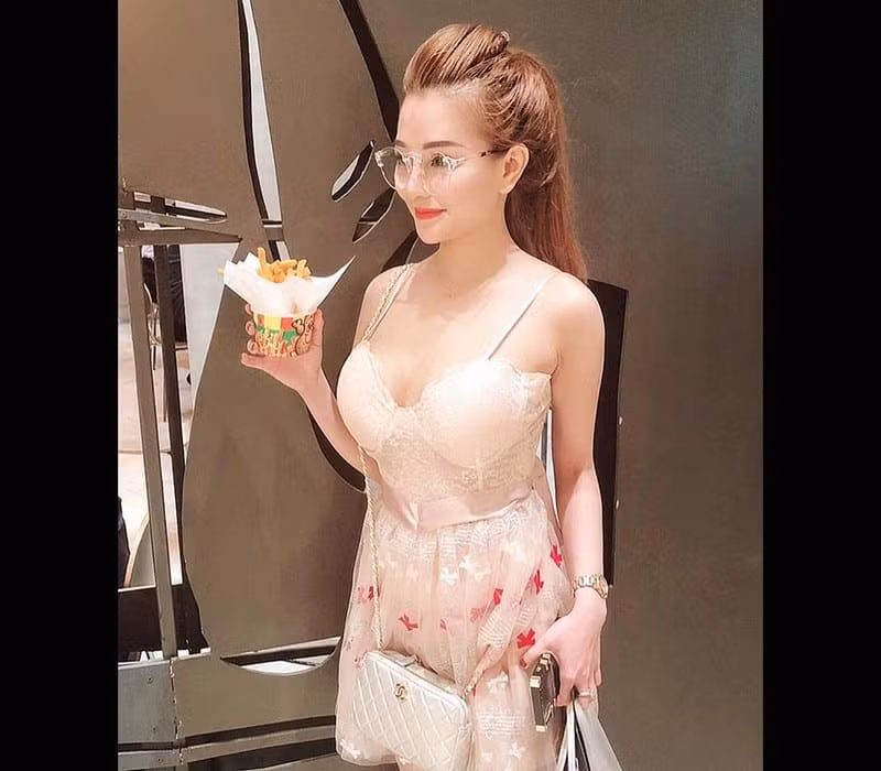 Mon 2K khoe vòng eo săn chắc cùng vòng một đẫy đầu với chiếc áo tràn ngập tủ đồ của cô nàng là chiếc áo cụp ngực nhỏ nhắn.