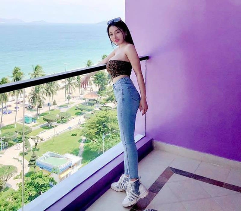 Mon 2K khoe vòng eo săn chắc cùng với vòng một đẫy đà.