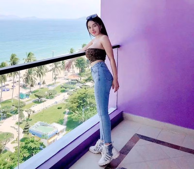 Mon 2K khoe vòng eo săn chắc cùng với vòng một đẫy đà.