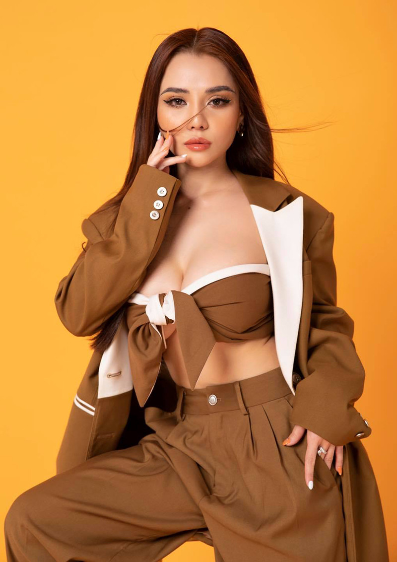 Nhiều người cho rằng Mon 2K đã lạm dụng dao kéo nhiều quá dẫn tới biến chứng sưng phù và không còn giữ được gương mặt như xưa.