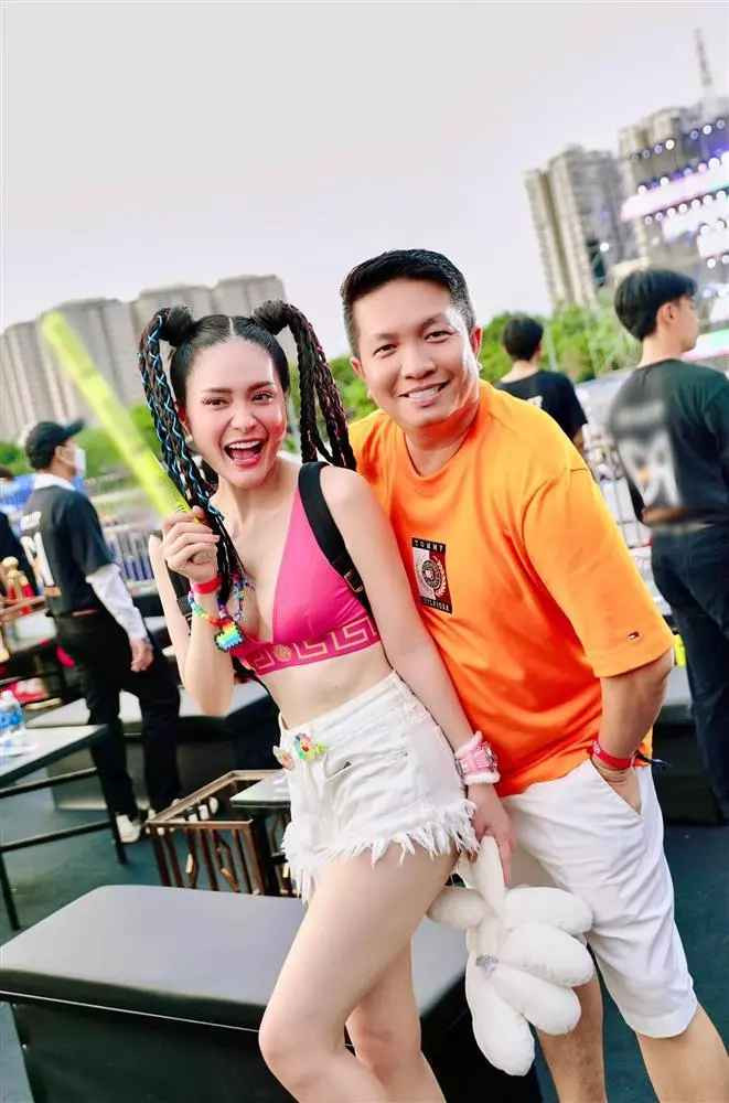 Cụ thể, dưới bức ảnh khoe bikini của Đoàn Di Băng có người viết: "Chỉ vì bộ bikini mà phải uốn éo vậy sao?".