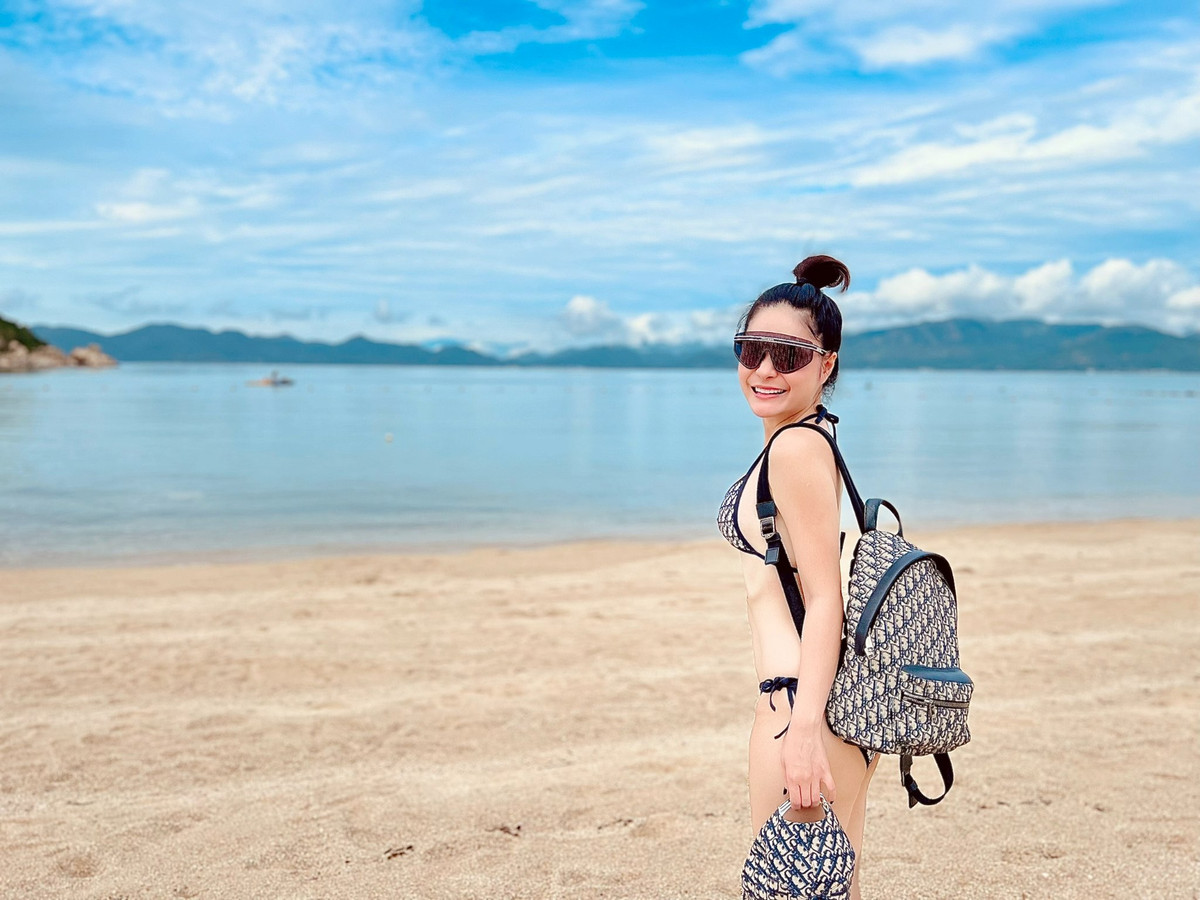 Bị tài khoản này công kích thêm: "Hóa ra là đem thân đi khoe à?", một tài khoản khác vào đáp lời: "Đẹp khoe xấu che chị ơi". Màn đối đáp qua lại của họ đang nhận về sự quan tâm lớn.