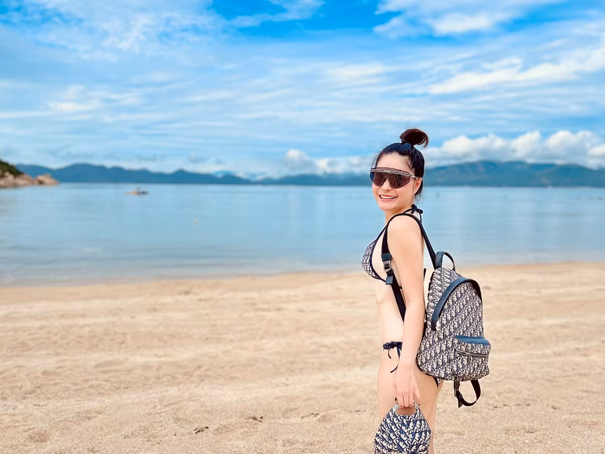 Bị tài khoản này công kích thêm: "Hóa ra là đem thân đi khoe à?", một tài khoản khác vào đáp lời: "Đẹp khoe xấu che chị ơi". Màn đối đáp qua lại của họ đang nhận về sự quan tâm lớn.