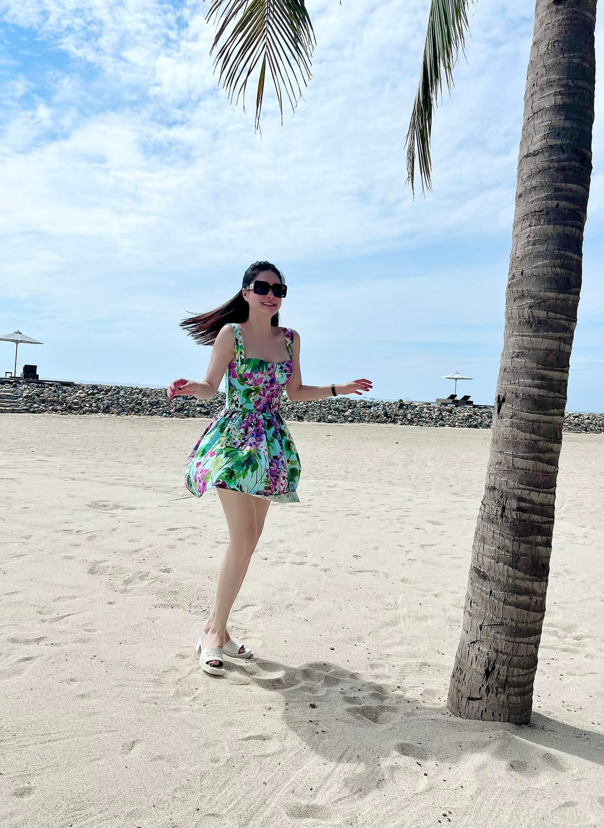 Thế nhưng, bà mẹ 3 con cũng chẳng cần bận tâm đến những lời nói thị phi từ người xa lạ. Bởi với cô: "Dù còn một ngày sống hạnh phúc Băng cũng muốn làm màu, sống cho đã cái nư, sống cho đáng sống. Người ta thường nói 'thà một phút huy hoàng rồi chợt tắt còn hơn le lói suốt trăm năm".