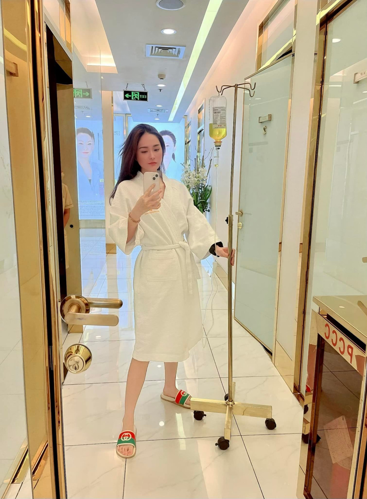 Chưa hết, hot mom 3 con còn dùng thước đo vòng eo hiện tại là 65 cm, còn vòng ba hơn 90 cm.