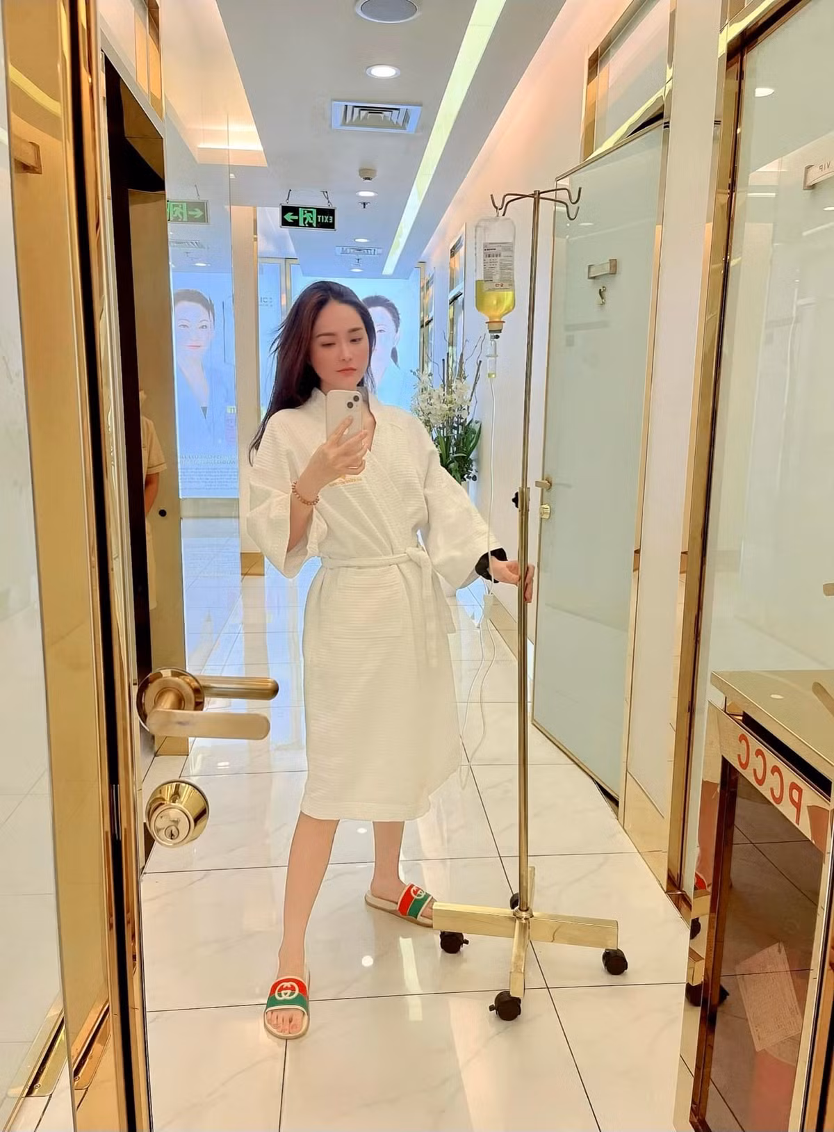 Chưa hết, hot mom 3 con còn dùng thước đo vòng eo hiện tại là 65 cm, còn vòng ba hơn 90 cm.