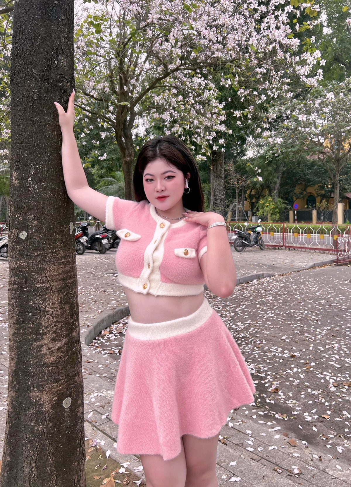 Về màu sắc, quần áo của Quyên gồm 3 màu cơ bản là trắng, đen và hồng. Trong đó, cô thích màu hồng từ nhỏ nên quần áo màu này có số lượng vượt trội.