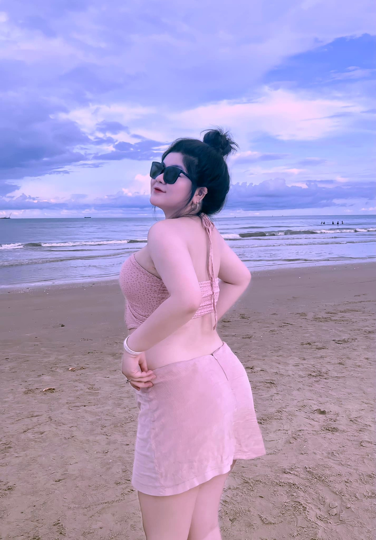 Bí quyết mặc đẹp của Tú Quyên là: "Tôi chăm shopping đồ đẹp, mặc che đi khuyết điểm và show ra những ưu điểm. Tôi rất ít khi mặc đơn giản, trừ khi ở nhà. Mỗi outfit khi ra ngoài của tôi đều mất nhiều thời gian để lựa chọn. Bởi lẽ body của tôi có rất nhiều khuyết điểm. Tôi phải mặc thế nào để trông mình gọn gàng, thời trang và show ra được ưu điểm."