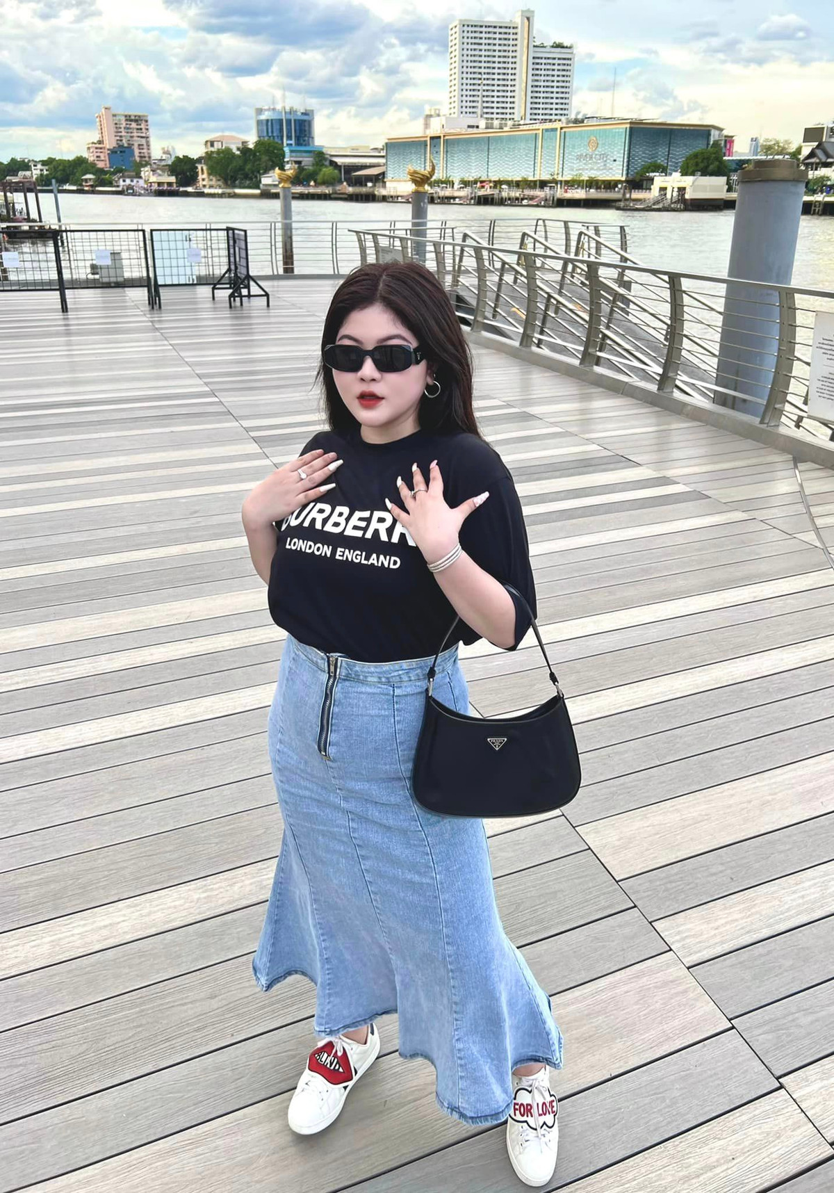 Tạng người của tôi tròn tròn từ bé đến giờ rồi. Lúc học cấp 3, tôi có một khoảng thời gian tập gym và dùng thuốc giảm cân nên từng rất xinh đẹp với số cân nặng 48kg. Tuy nhiên, cân nặng bây giờ đã lên 60kg do hệ lụy của thuốc giảm cân và giảm cân không khoa học". Tú Quyên cho biết thêm.