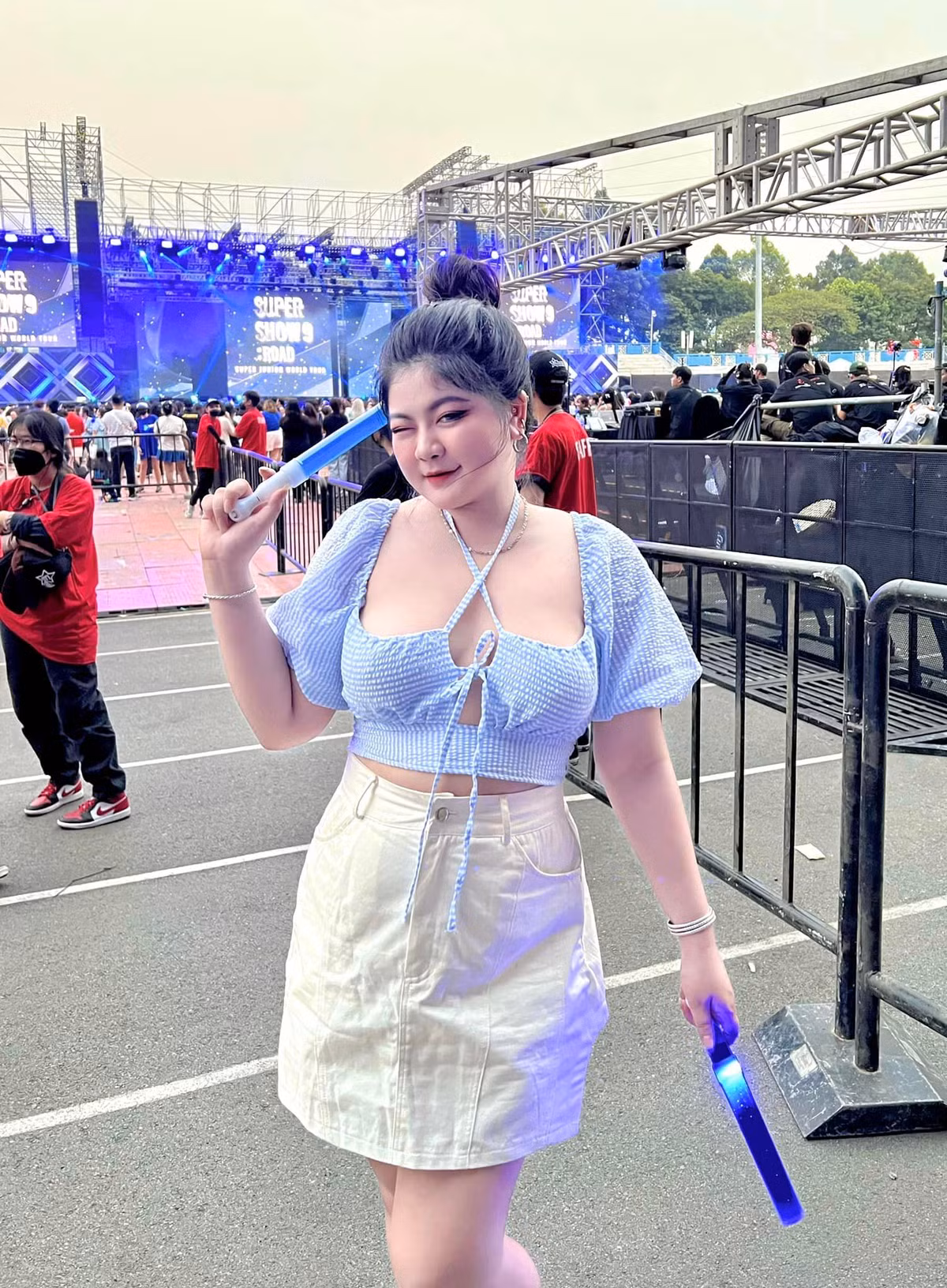 Nhìn những hình ảnh của Tú Quyên, mọi người chẳng những không chê thừa cân mà còn khen ngợi hết lời về ngoại hình. Thậm chí có người khẳng định gầy chưa chắc đã đẹp, cứ "chân ngắn mà đằm thắm thì say đắm cả đời".