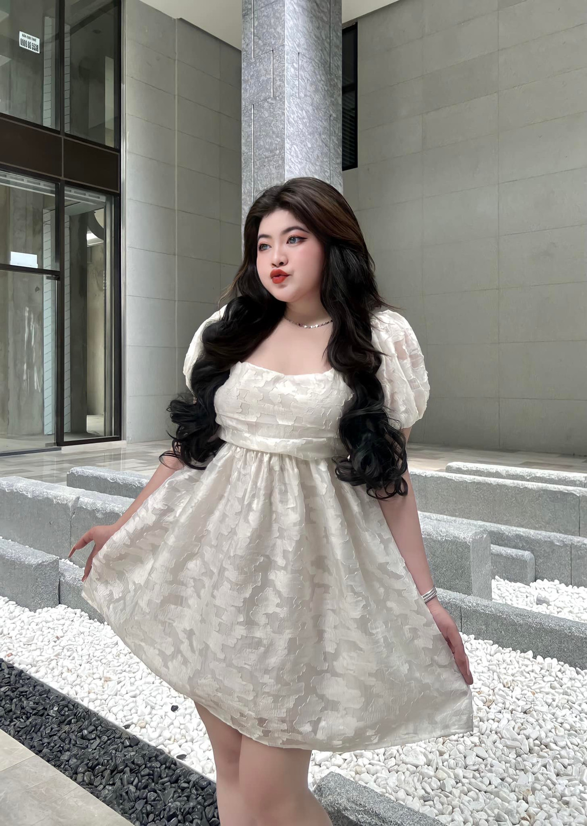 Về ưu điểm khi chọn quần áo, nữ sinh Kiên Giang cho hay: "Tôi may mắn sở hữu 3 vòng rõ nét dù cơ thể mũm mĩm. Chỉ cần lựa chọn đồ thông minh và hiểu những ưu, khuyết điểm của bản thân thì sẽ dễ dàng giúp bản thân tự tin và nổi bật. Những bạn chân ngắn như tôi thì cứ chọn quần lưng cao, ống suông dài phối crop top hoặc chọn những mẫu áo giấu quần mặc cùng short là ổn."