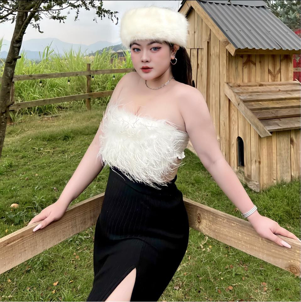 Ngày thường khi đi ra ngoài gặp bạn bè, đi chơi hoặc đi du lịch, Tú Quyên ưu tiên trang phục làm bản thân trở nên nổi bật nhất, tự tin nhất có thể.