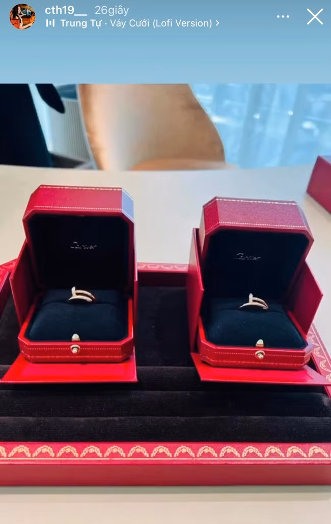 Đáng chú ý hơn, Chu Thanh Huyền và bạn gái không chỉ ở bên nhau tình tứ mà còn khoe nhẫn đôi. Cả hai cùng đeo ở ngón áp út, giơ tay giống như ngầm khẳng định chủ quyền.