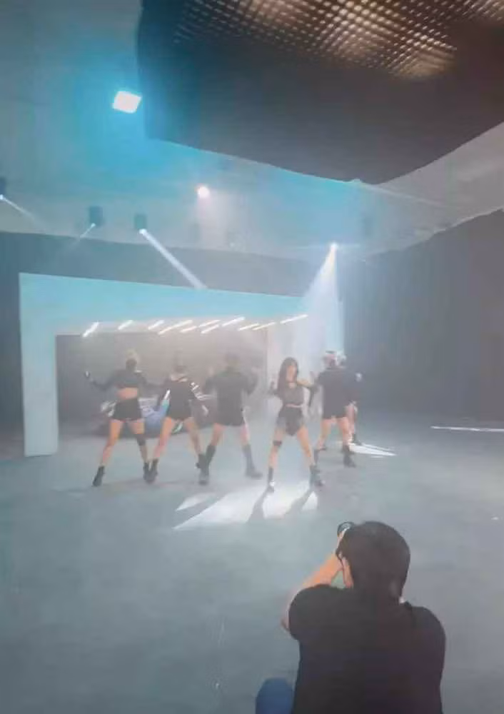 Minh Nhựa còn chấp nhận chi số tiền lớn để dựng hẳn phim trường trong hầm để xe trong căn biệt thự của gia đình để bà xã thỏa sức cosplay idol của mình.