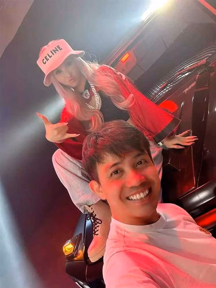 Trên trang Facebook cá nhân, Minh Nhựa đã đăng tải hình ảnh ngọt ngào cùng bà xã. Có thể thấy, bà xã nam doanh nhân đang cosplay Lisa (BLACKPINK).