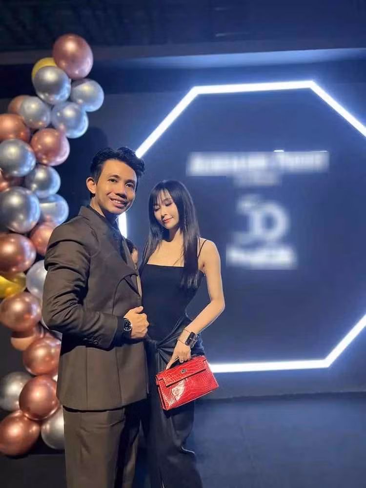 Mina Phạm chia sẻ: “Đây là cách mà Mina tập luyện thể thao sau những ngày mệt mỏi stress. Relax hiệu quả ghê. Mỗi lần tập xong một bài thì tuần sau quên béng nên lần này rút kinh nghiệm quay lại làm kỉ niệm thành quả mà mình đã đạt được. Tuổi tác không quan trọng, quan trọng là bạn có sức khỏe và đam mê. Cần gì nến và hoa khi chính bạn là một món quà".