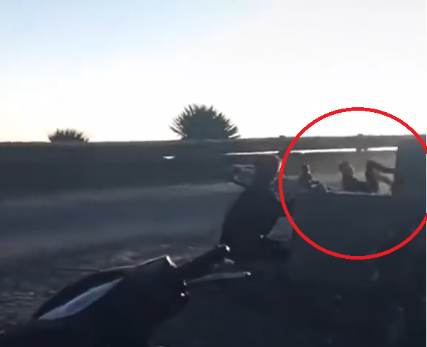 Tuy nhiên, chàng trai này vẫn cố bám chặt vào tay lái và ngã lộn nhào, đập cả người mạnh xuống đất đầy đau đớn.