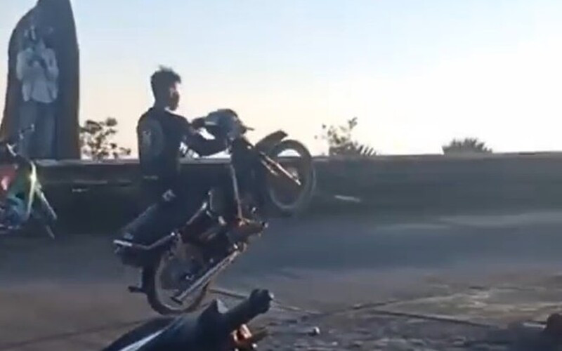 Mới đây, mạng xã hội lại được chứng kiến tình huống bốc đầu xe máy đầy nguy hiểm và nhanh chóng thu hút lượng lớn người xem và bình luận.